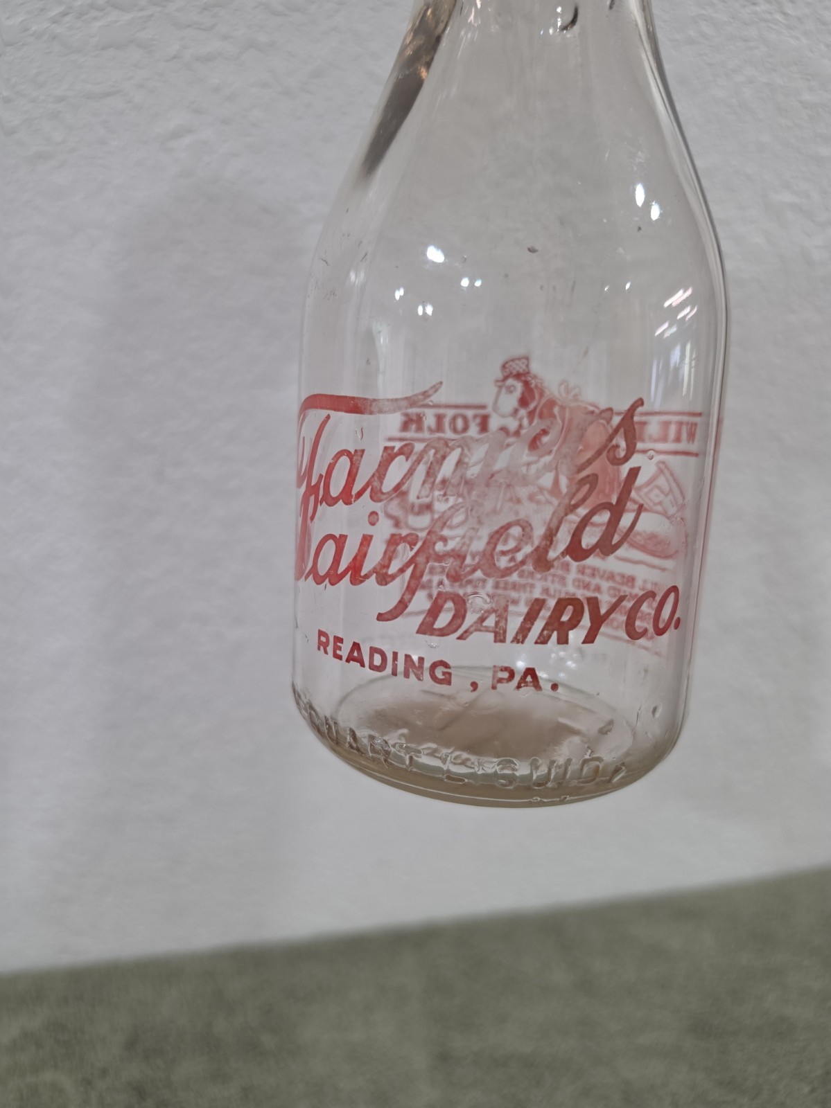 Rare Farmers Fairfield Dairy Co. Reading PA Bill Beaver Quart Milk Bottle