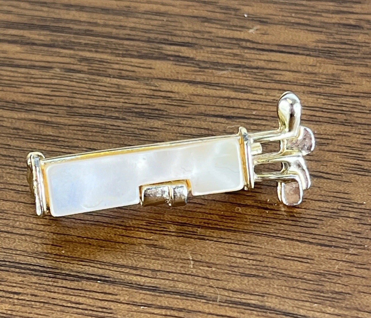 Vtg Golfer golfing Pin Brooch golf clubs in bag gold tone Golf bling