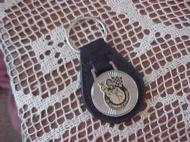 DR OLDSMOBILE\'S W MACHINE SILVER CHROME LEATHER KEY FOB NOS QUALITY KEY HOLDER DR OLDSMOBILE\'S W MACHINE SILVER CHROME LEATHER KEY FOB NOS QUALITY KEY HOLDER