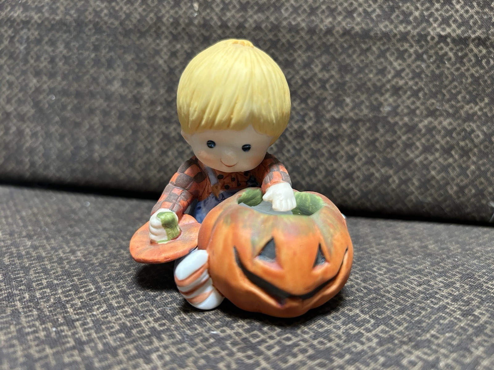 1981 Enesco Country Cousins Halloween Figurine SCOOTER CARVING JACK-O\'-LANTERN