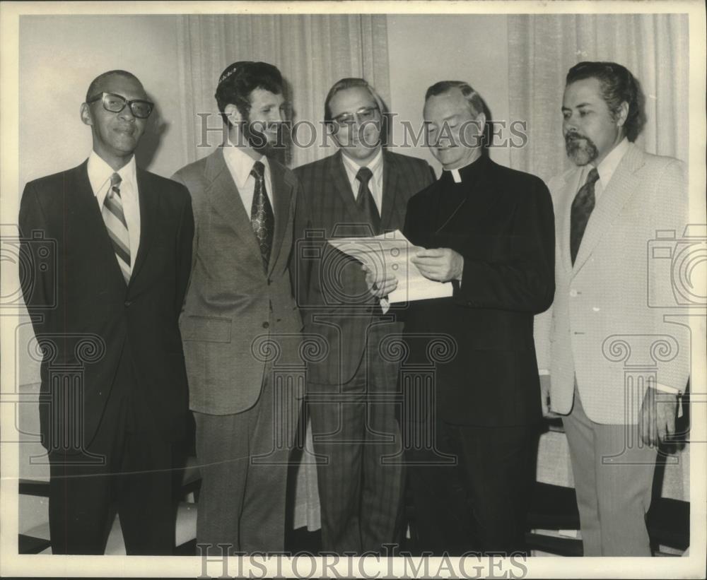 1973 Press Photo Archbishop Philip Hannan & attendees of Morality in Media group