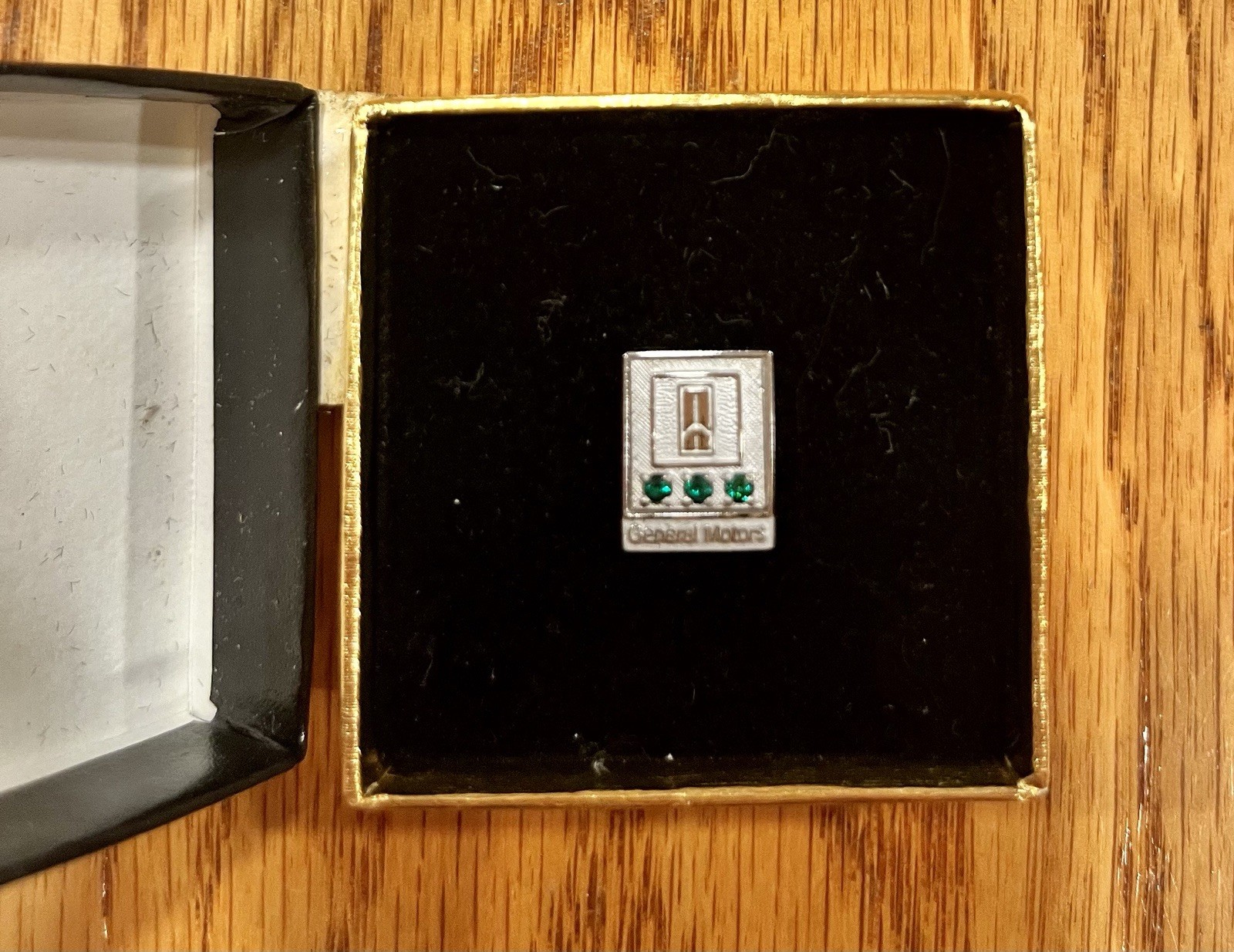 Vintage 1961 GM Oldsmobile 20 Year Service Pin Tie Tack 1/10 10K GF Emeralds Box Vintage 1961 GM Oldsmobile 20 Year Service Pin Tie Tack 1/10 10K GF Emeralds Box