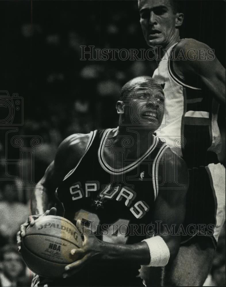 1990 Press Photo Spurs Terry Cummings powering around an opponent. - mjt04818 1990 Press Photo Spurs Terry Cummings powering around an opponent. - mjt04818