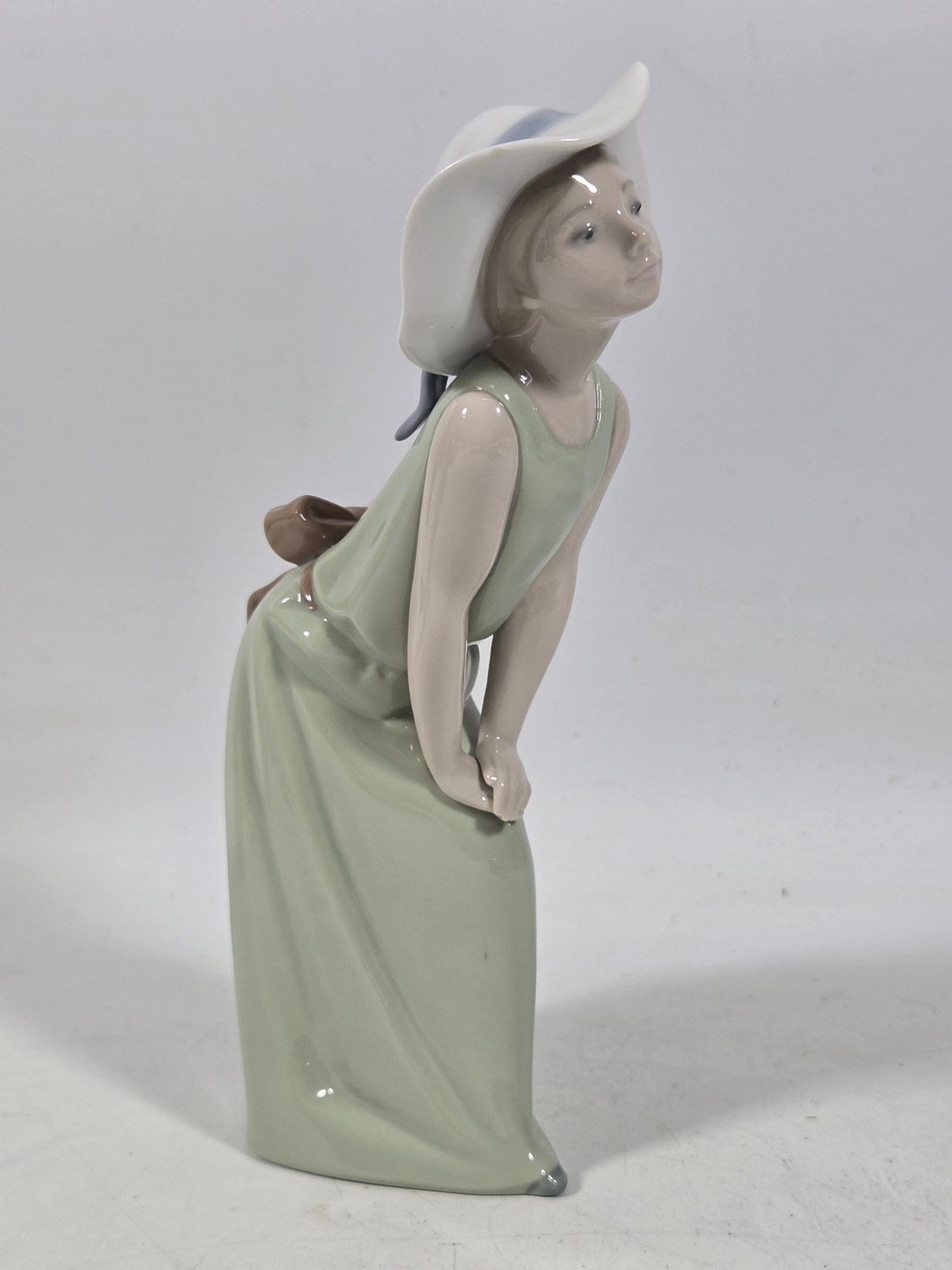 Lladro Porcelain Figurine #5009 Curious Girl W/ Straw Hat 9