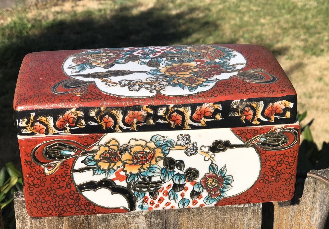 Chinese Handmade Porcelain Box Hand-Painted With Gold Floral Design