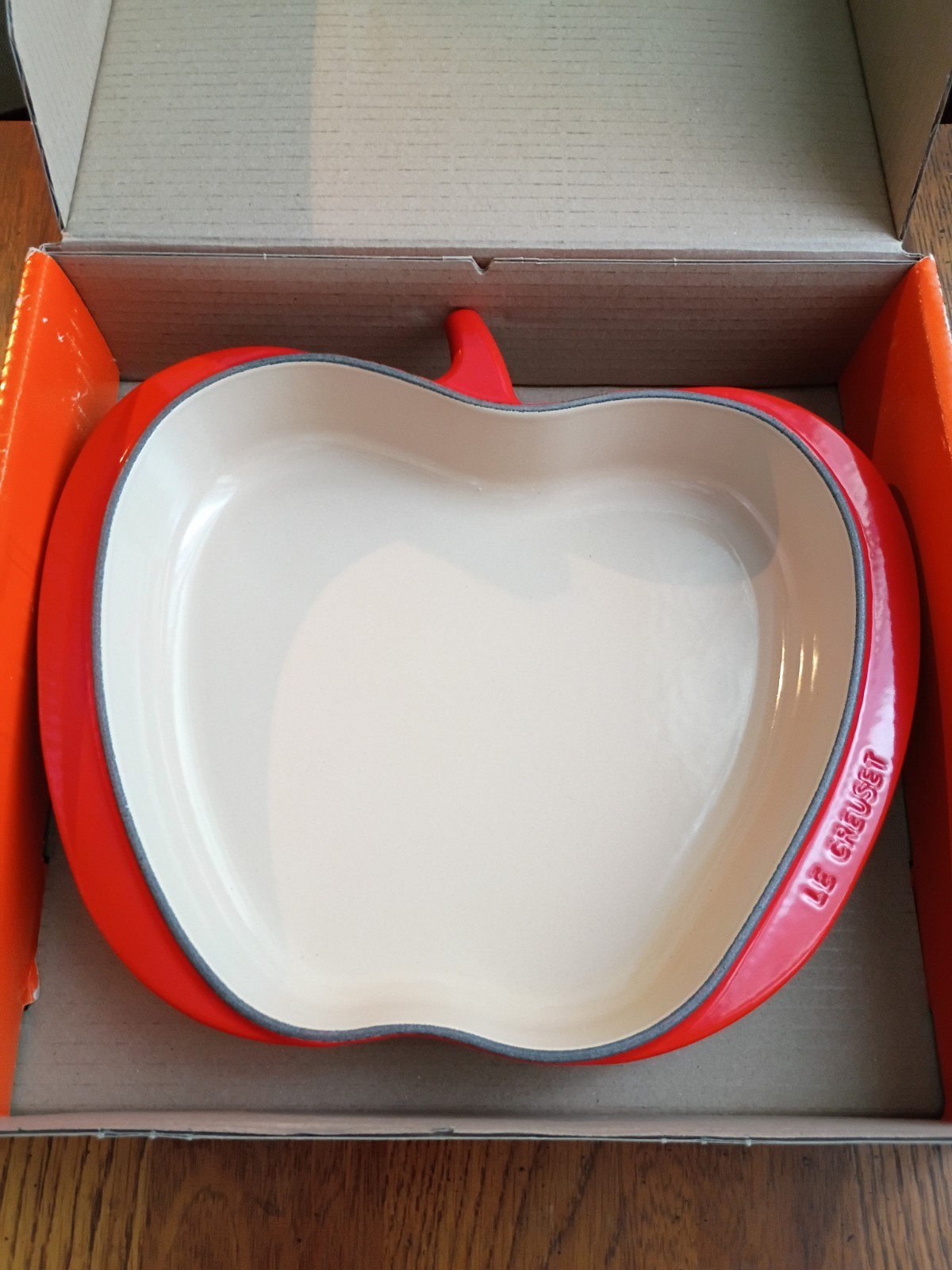 Rare  Le Creuset Enameled Cast Iron Red Apple Shaped Baking Cooking Pan In Box