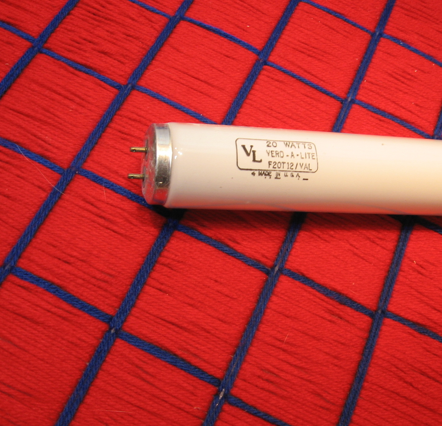 V. L. Service Lighting Corporation Verd-A-Lite F20T12 warm green 20w NOS vintage