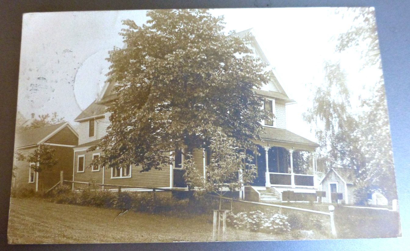 VINTAGE POSTCARD A HOUSE IN MILO MAINE 1907