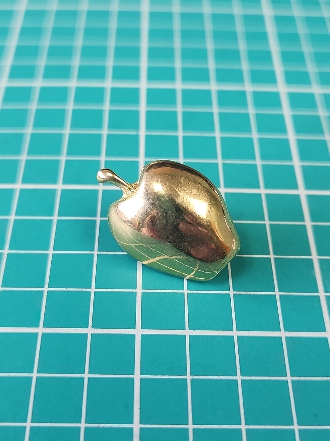 Vtg Golden Apple 🍏  By Jubilee Gold Tone Lapel Pin