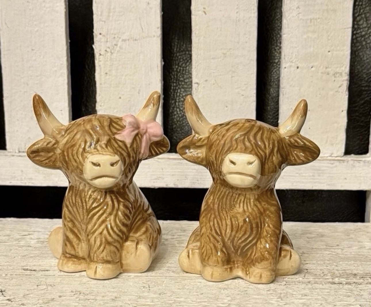 Adorable Highland Cow Salt And Pepper Shakers With Pink Bow Adorable Highland Cow Salt And Pepper Shakers With Pink Bow