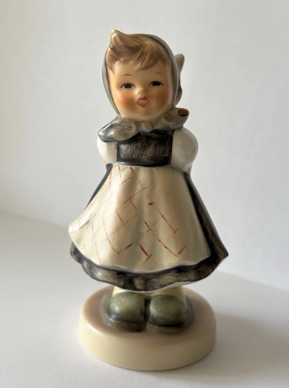 Goebel Hummel “All Smiles” Figurine #498 TMK-7 1988 