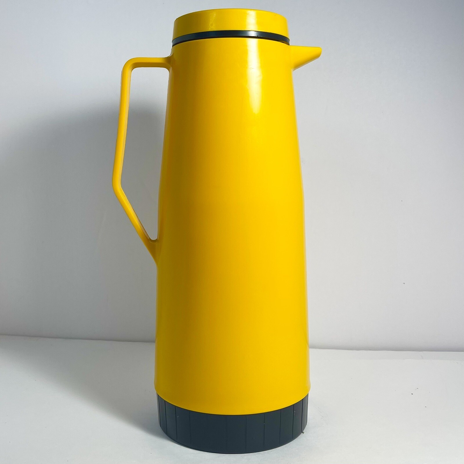 Vintage Large Yellow THERMOS King Seeley Model 900 39 Ounces