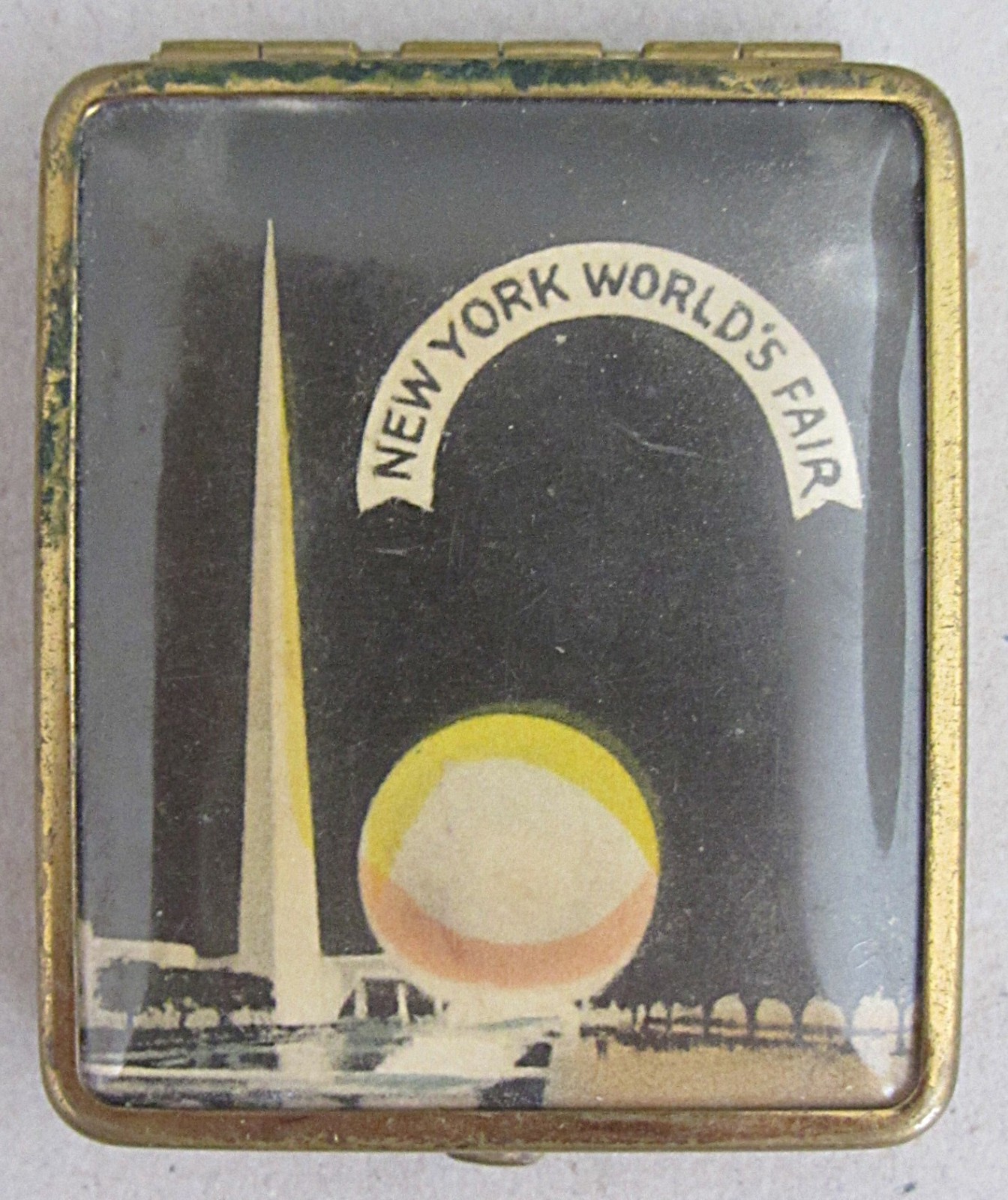 VTG 1939 1940 NEW YORK WORLD'S FAIR~TRYLON & PERISPHERE COMPACT~2 1/8