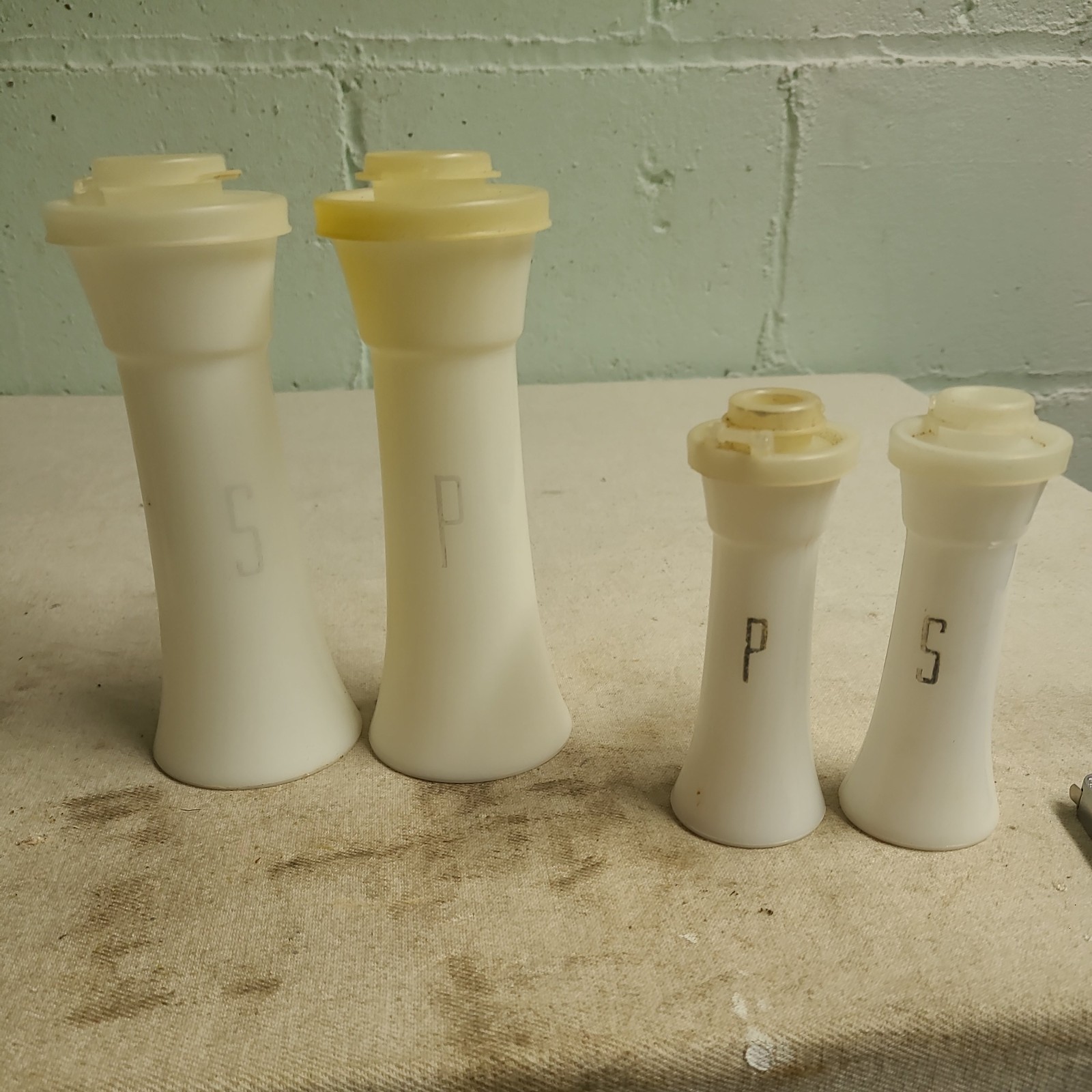 4 Vtg Tupperware Large & Small Hourglass Salt & Pepper Shakers White  #718, #831