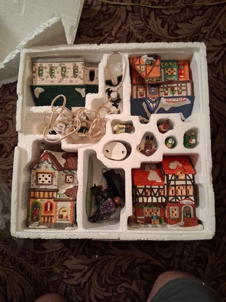Vintage 1995 Porcelain Full Set Xmas Collection Still In Foam Storage Excellent