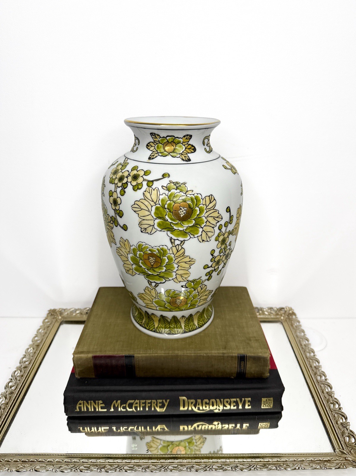 Vintage Gold Imari Vase, Floral Print, Chinoiserie, Grand Millennial Vintage Gold Imari Vase, Floral Print, Chinoiserie, Grand Millennial