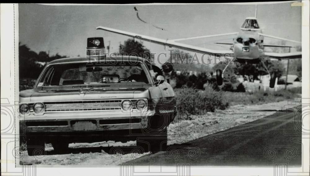 1971 Press Photo Police chief Chuck Patterson looks up at airplane in Magnolia