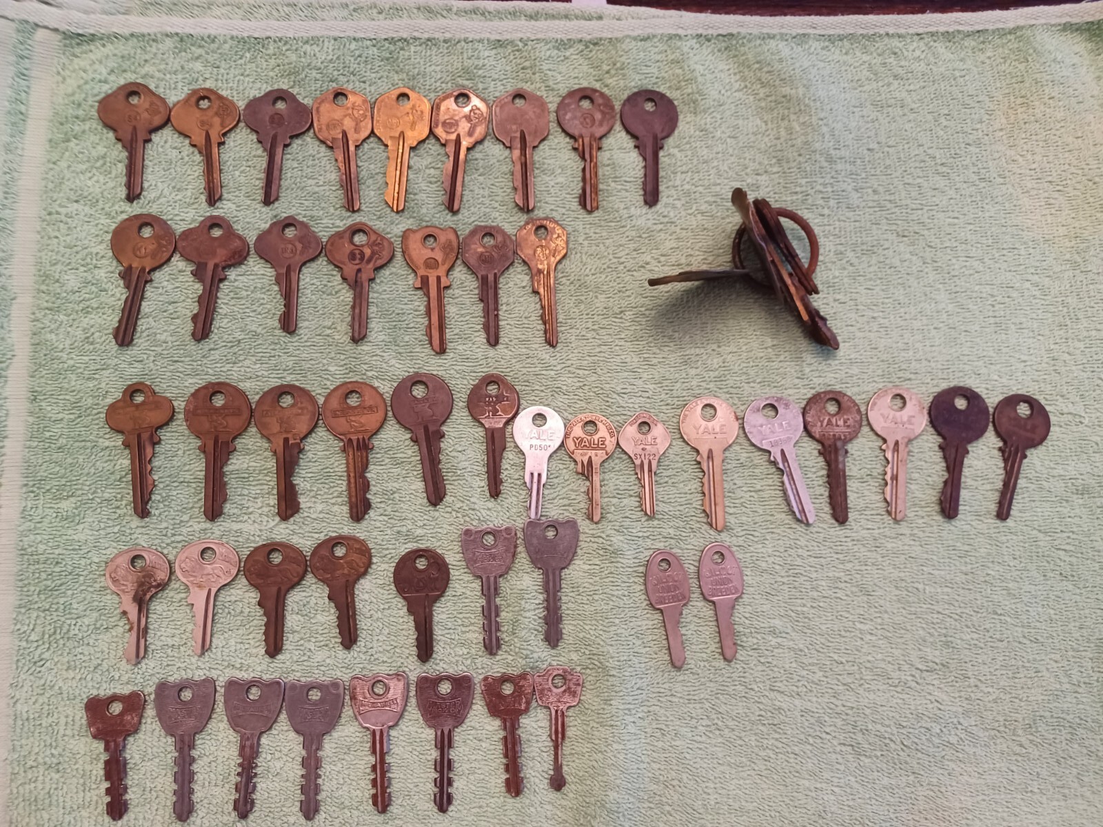 Lot 52 OLD VINTAGE ANTIQUE KEYS, DOOR, LOCKs Lot 52 OLD VINTAGE ANTIQUE KEYS, DOOR, LOCKs