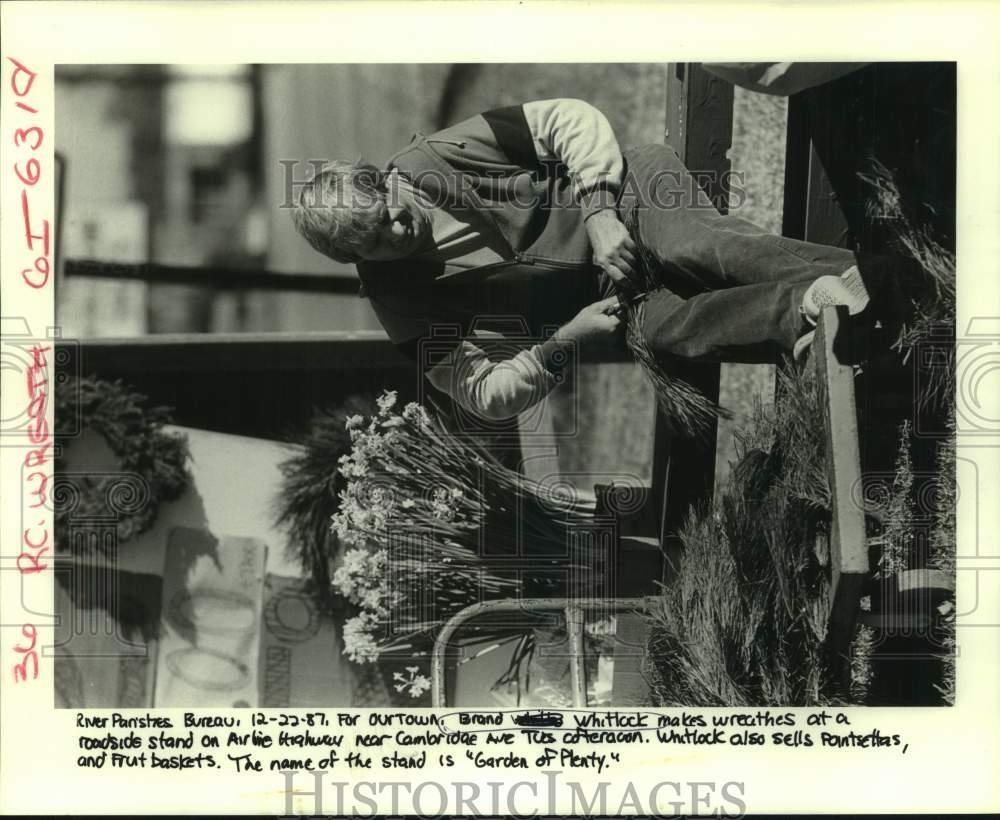 1987 Press Photo Brand Whitlock makes wreathes for Garden of Plenty stand