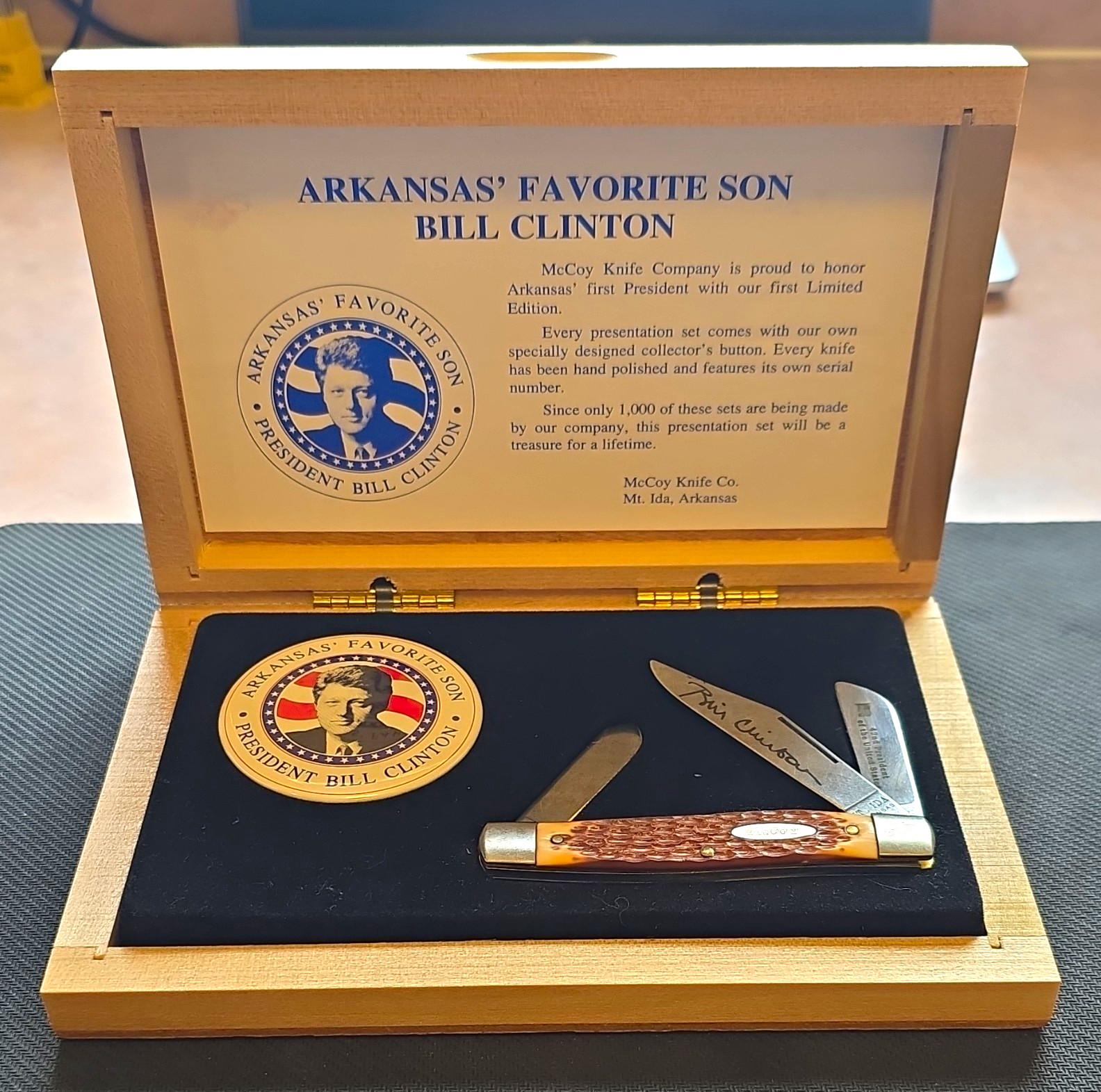 McCoy Knife Co. Arkansas\' Favorite Son Bill Clinton 3-Blade Pocketknife Set McCoy Knife Co. Arkansas\' Favorite Son Bill Clinton 3-Blade Pocketknife Set