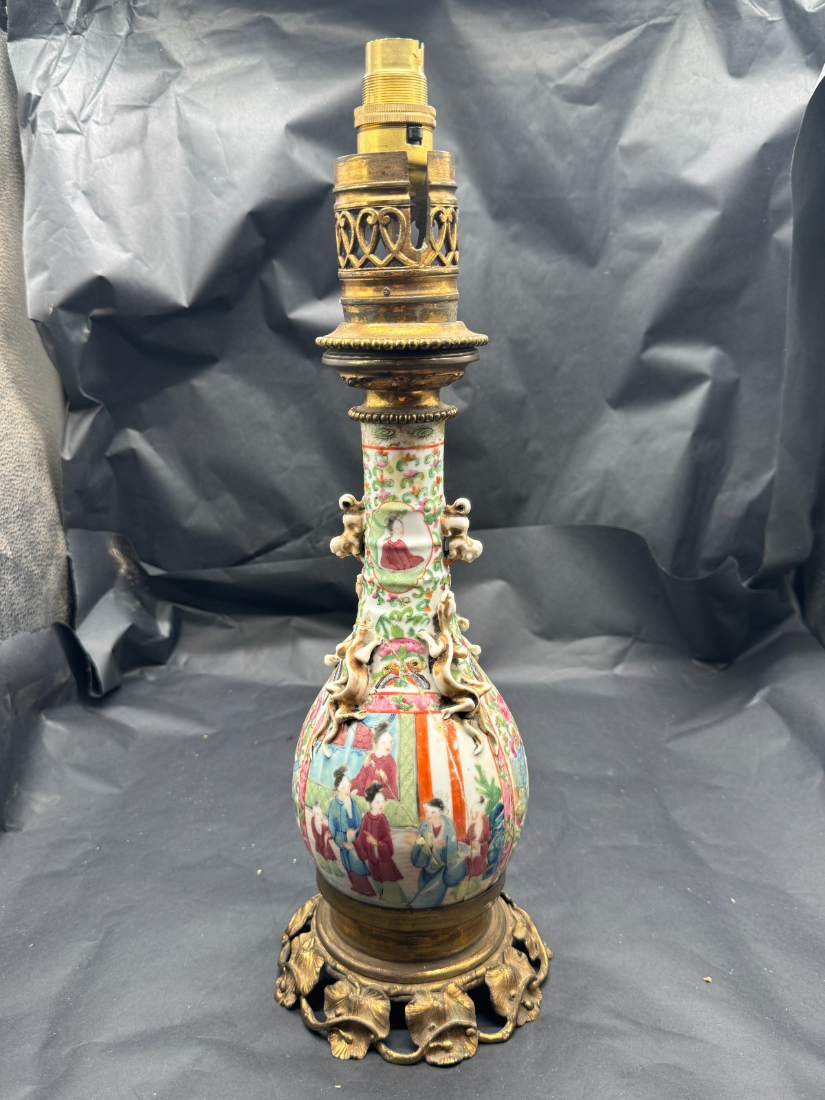 ANTQIUE CHINESE PORCELAIN FIGURAL TABLE LAMP FAMILLE ROSE STYLE HAND VASE