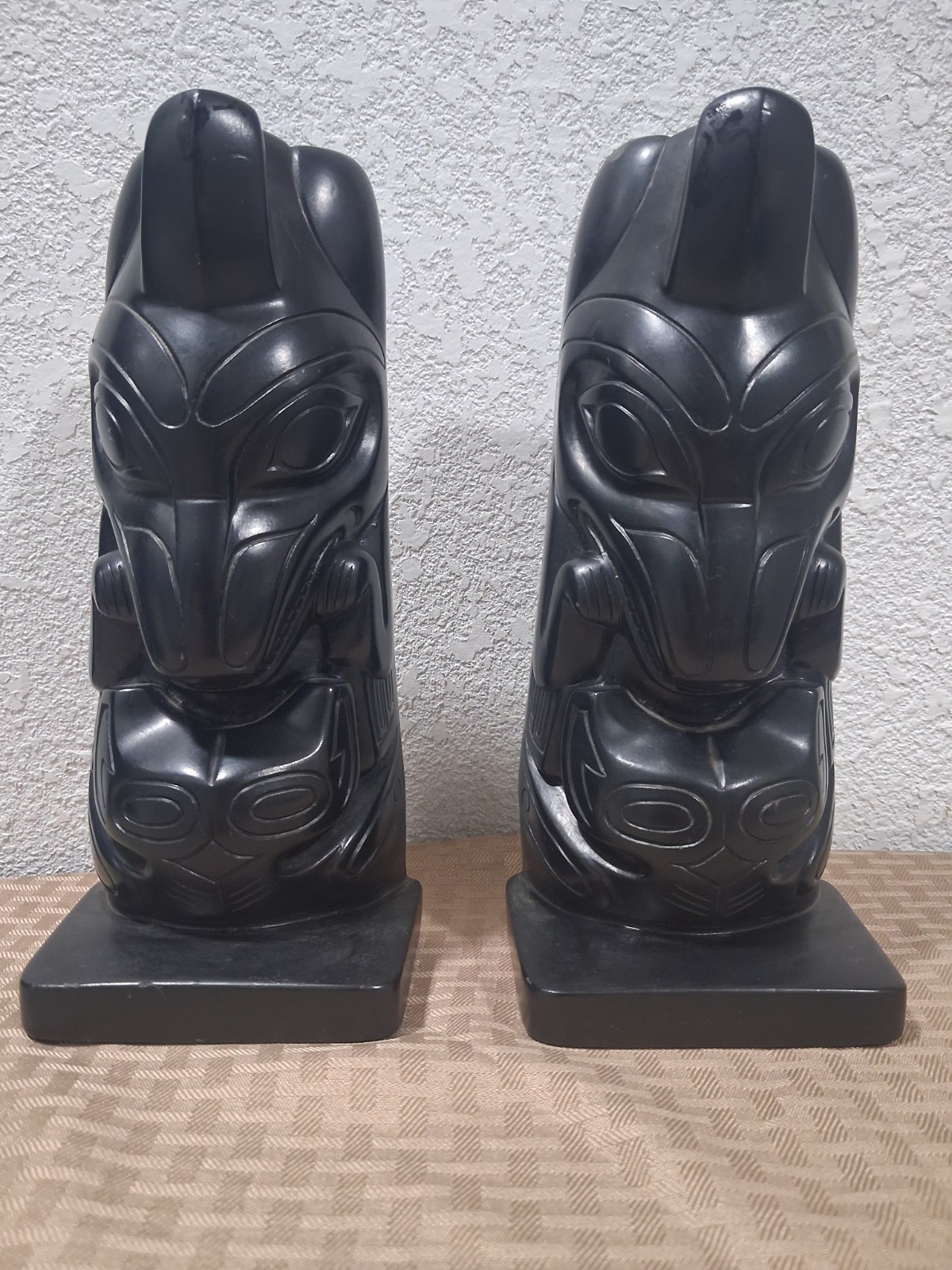 NORTHWEST COAST HAIDA CARVED ARGILLITE-LIKE TOTEM POLE ALVA REPLICA BOOKENDS NORTHWEST COAST HAIDA CARVED ARGILLITE-LIKE TOTEM POLE ALVA REPLICA BOOKENDS