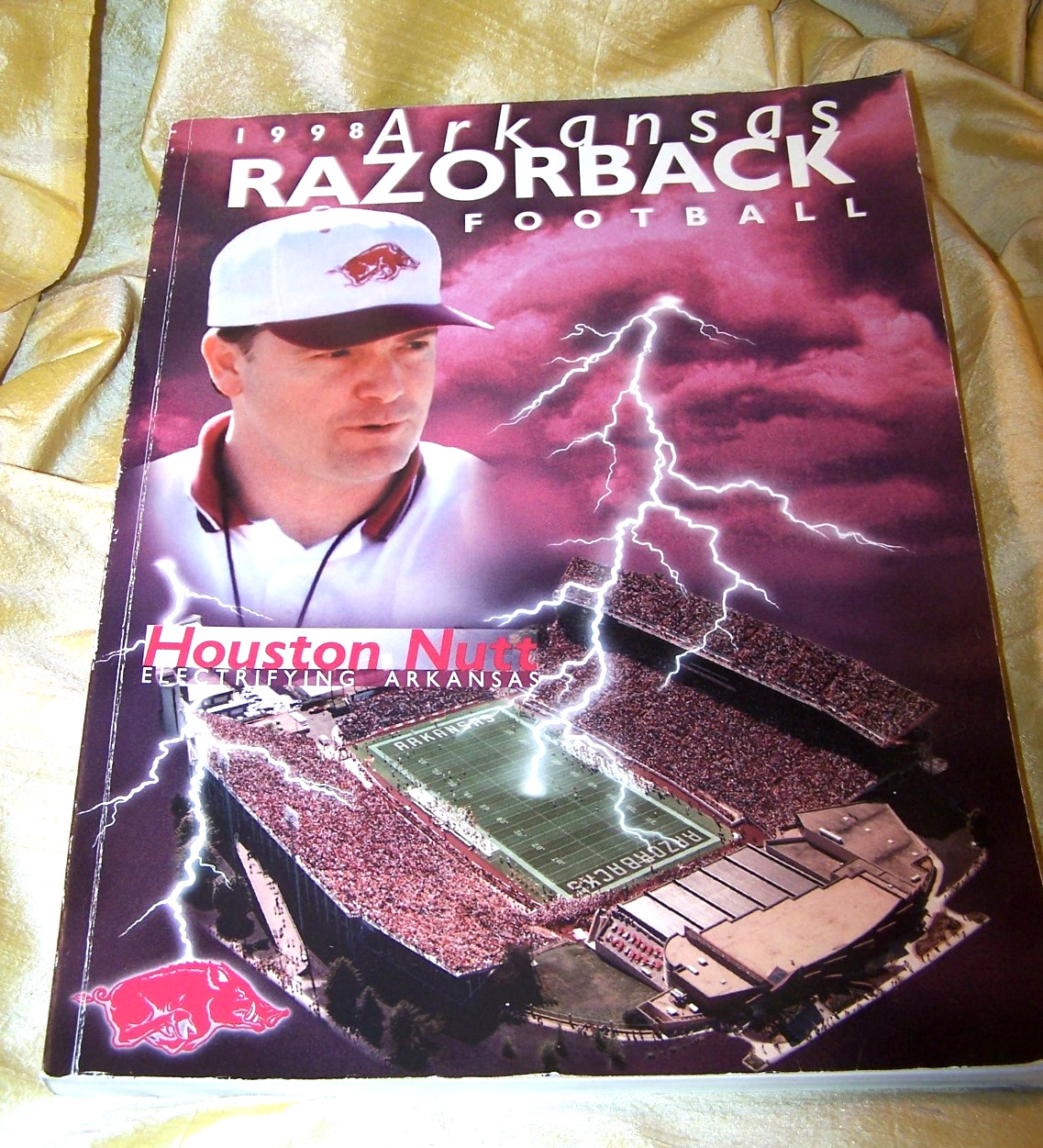 NICE University of Arkansas 1998 Razorback Football program / media guide UofA