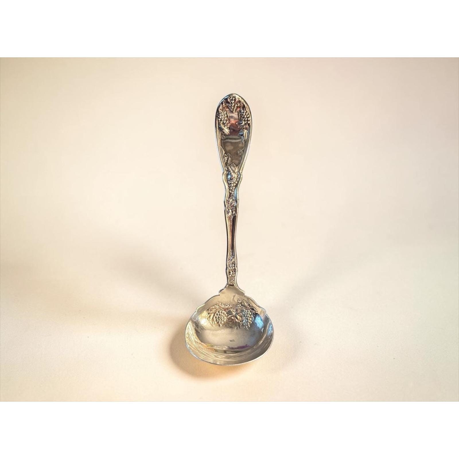 Wm A Rogers Vintage Grapes Silverplate Sugar Shell Spoon Ornate 1904 Pattern A1