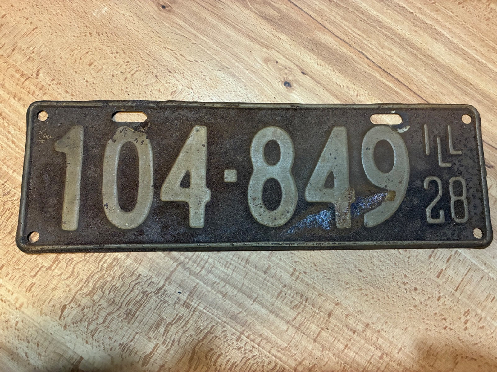 1928 ILLINOIS METAL  LICENSE PLATE 104 849 VINTAGE 28 IL TAG