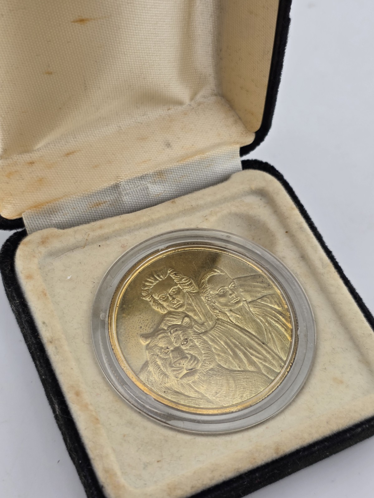 Rare Siegfried and Roy Gold Plated Magicians of the Century Coin #1915 w Case Rare Siegfried and Roy Gold Plated Magicians of the Century Coin #1915 w Case