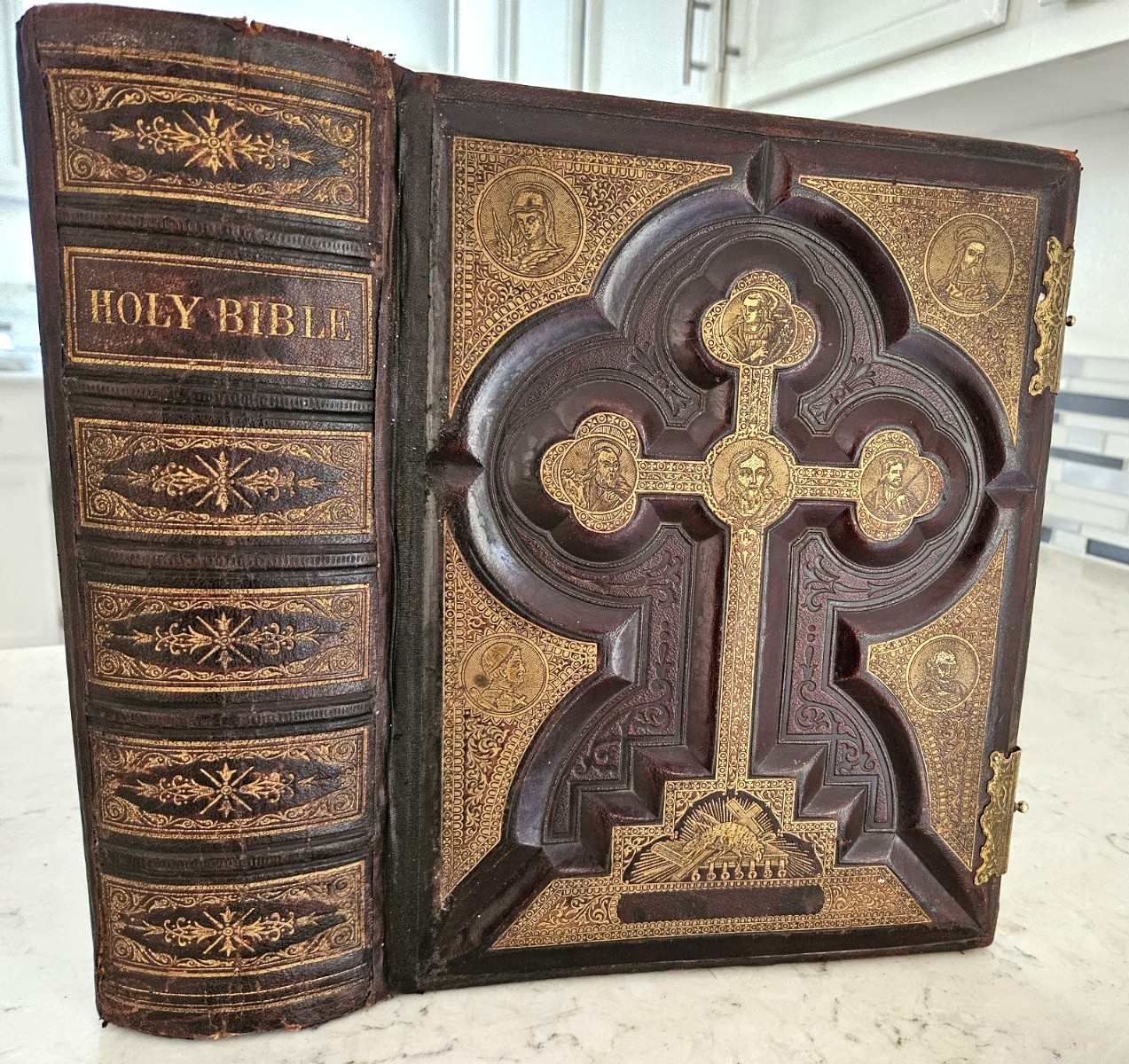 1873 Antique BIBLE Douay & Rheims Catholic family pictorial Latin Vulgate clasps