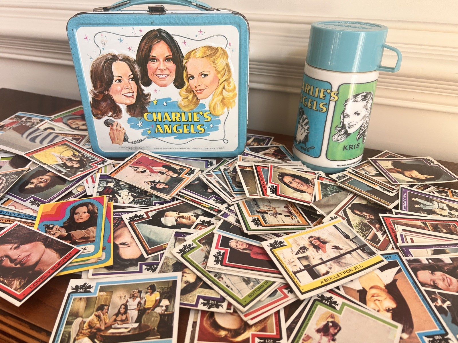 VINTAGE CHARLIE’S ANGELS 1978 LUNCHBOX, THERMOS & ABOUT 250 TRADING CARDS 