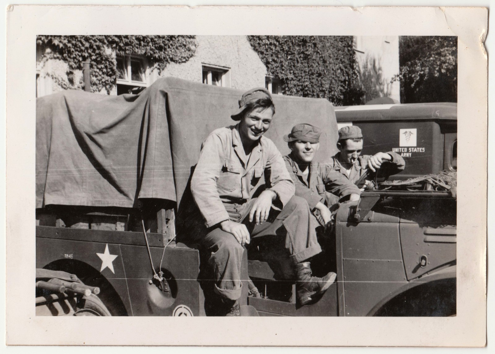 c1949-50 US Army Constabulary 3 Soldiers Jeep 6th ACR Germany Photo