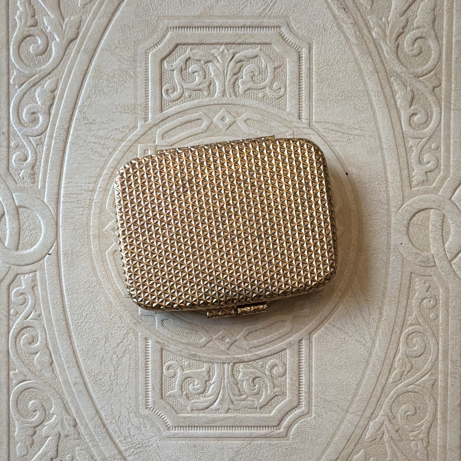 Vintage Love-Pat Makeup Compact Creamy Ivory