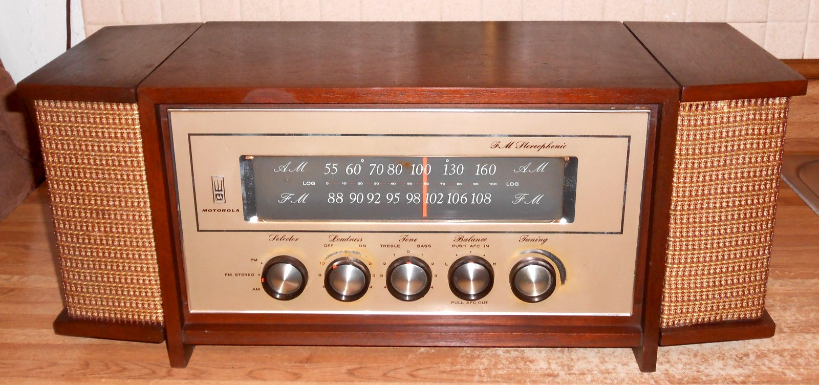 Vintage Motorola TUBE RADIO MID CENTURY AM/FM Stereophonic Receiver WORKS AS IS