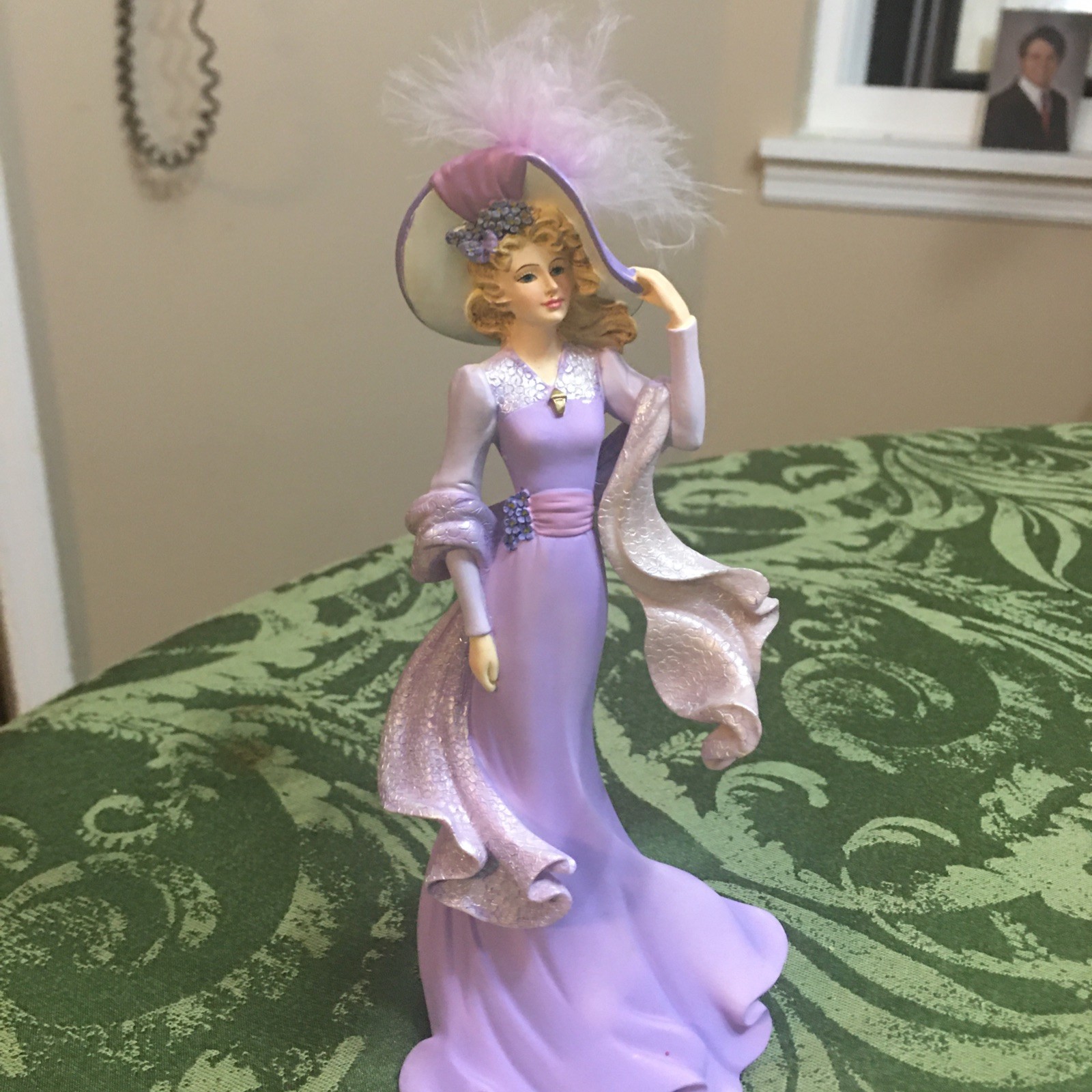 THOMAS KINKADE HAMILTON 2010 VICTORIAN FIGURINE 