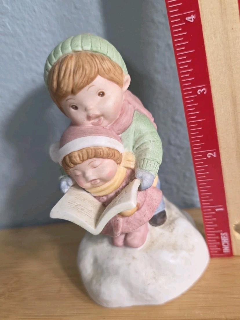 Avon Christmas Carolers Figurine Joy To The World Musical Figurine 1985 Video