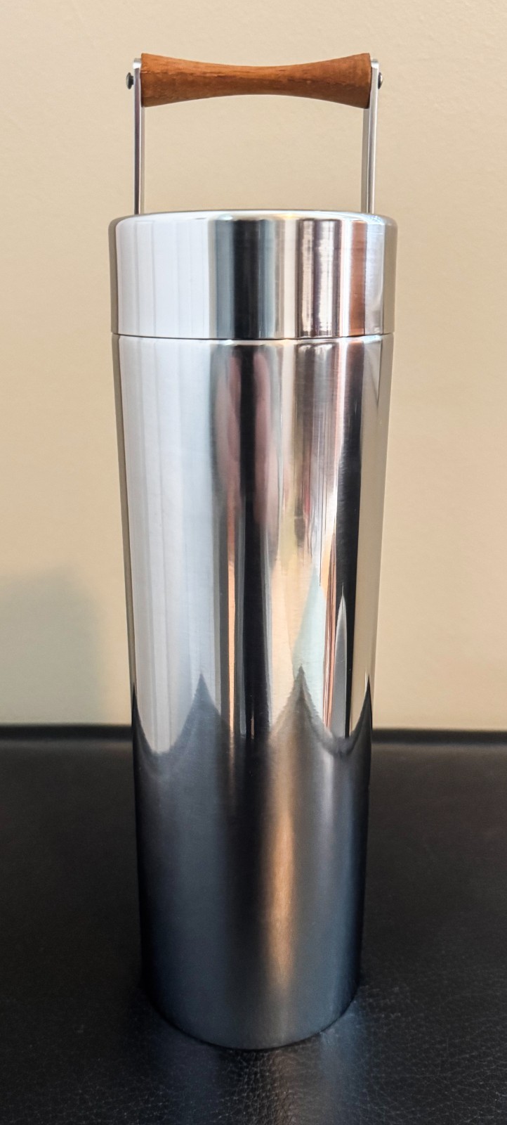 SLEEK ITALIAN MCM STAINLESS STEEL COCKTAIL SHAKER 138 BY TOMMI PARZINGER C 1956
