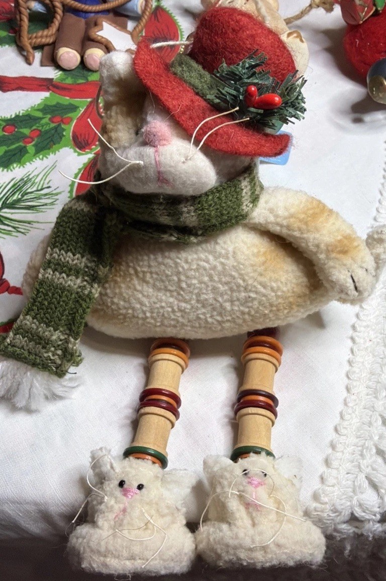 Vintage Hanna’s Handiworks 8” Christmas Cat Shelf Sitter Ornament Wood Bead Legs