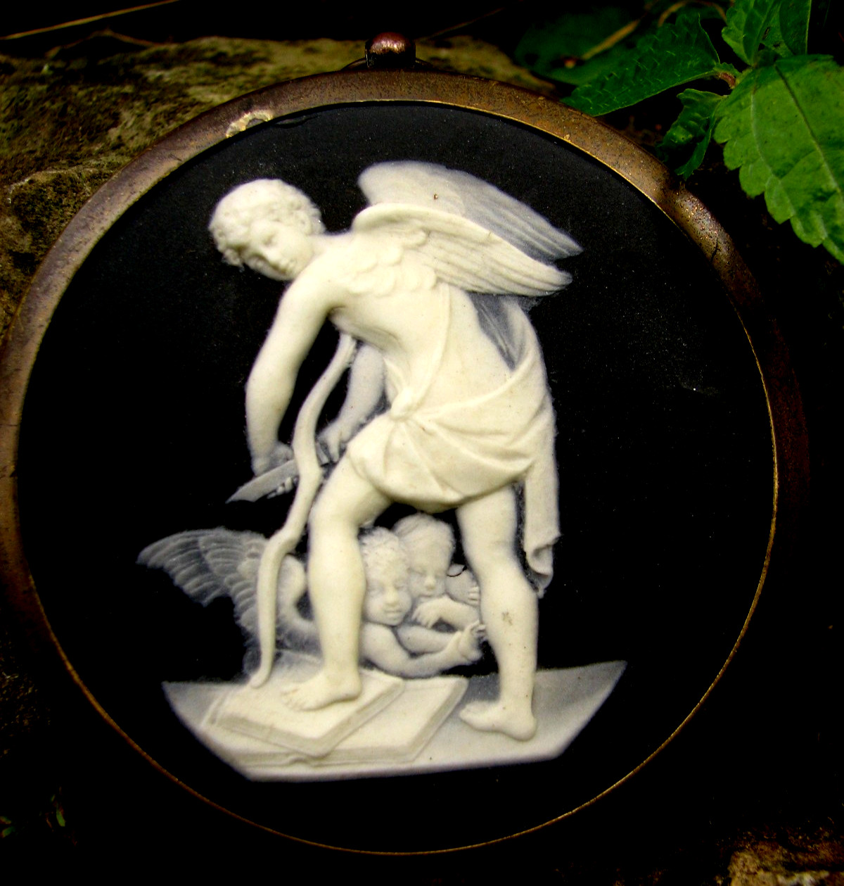 WEDGWOOD XRARE 18/19 CENTURY BLACK DIP  ROUND MEDALLION CHERRUB AND BOW MUSEUM