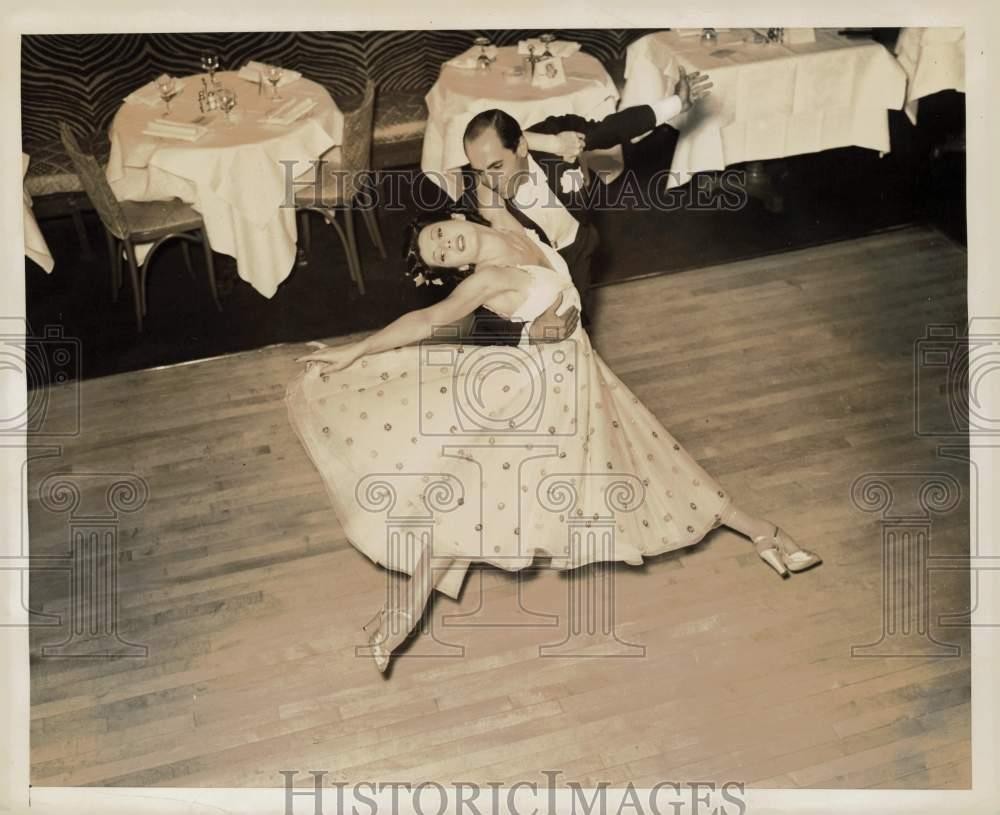 1940 Press Photo Tony and Renee De Marco dance at El Morocco - kfx17414 1940 Press Photo Tony and Renee De Marco dance at El Morocco - kfx17414
