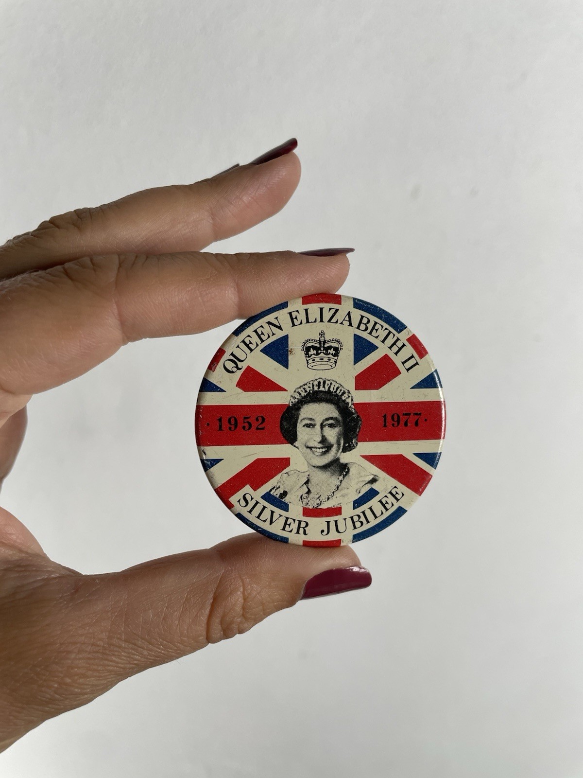 Vintage Queen Elizabeth II SILVER JUBILEE 1952-77 Pin Button Badge