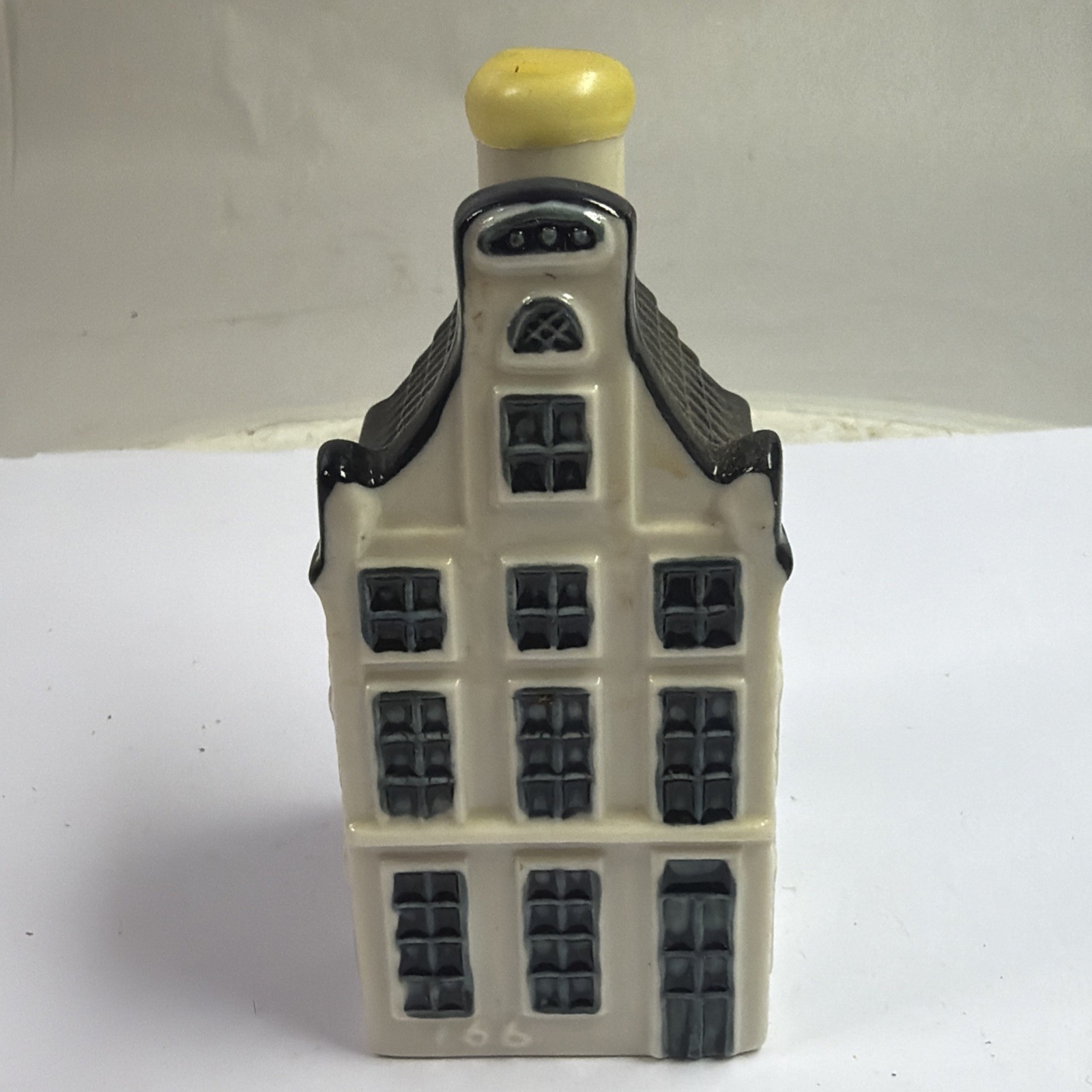KLM Bols Blue Delft House #19 Empty Bottle KLM Bols Blue Delft House #19 Empty Bottle