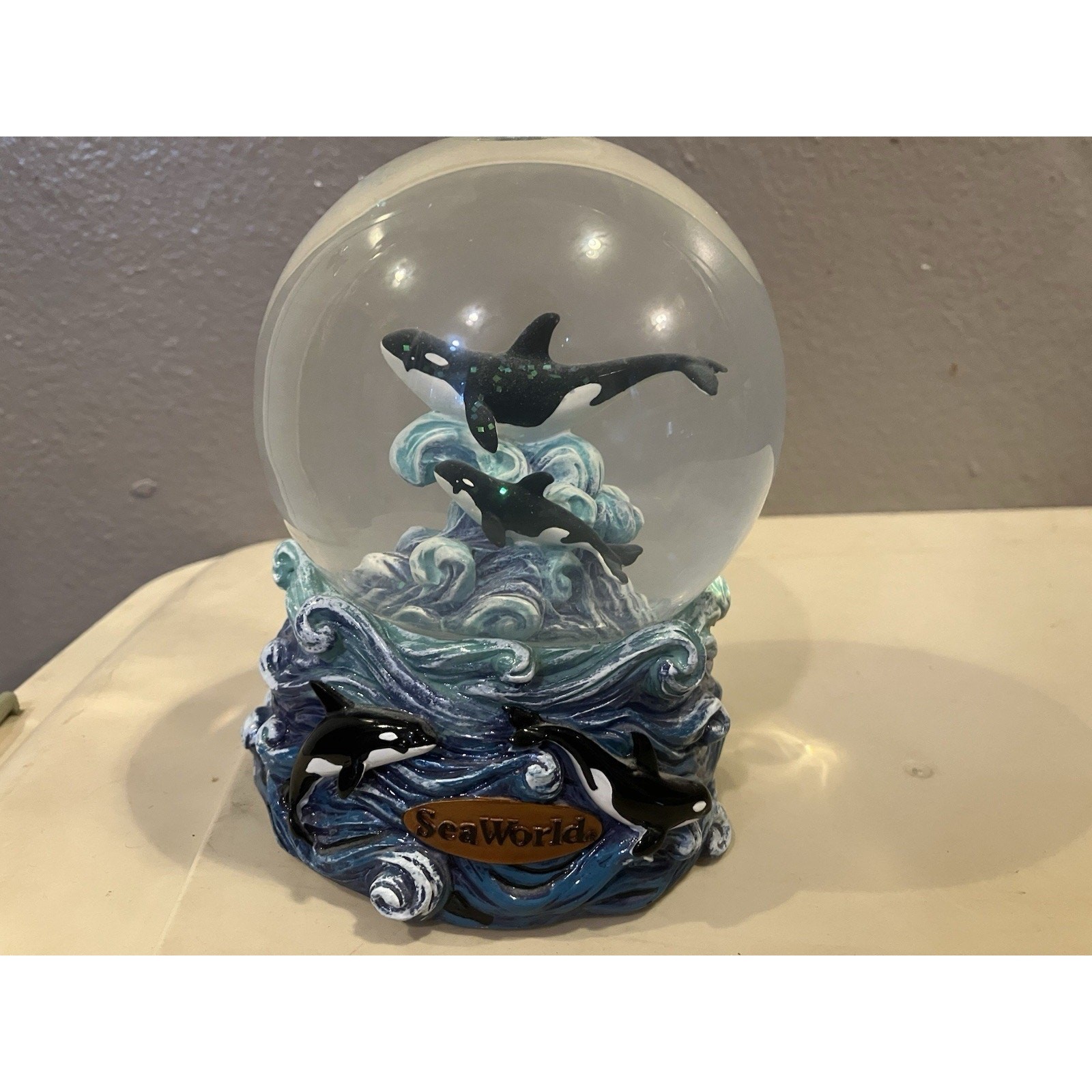 SeaWorld Adventure Parks Orca Killer Whale Snow Globe Water Globe Souvenir