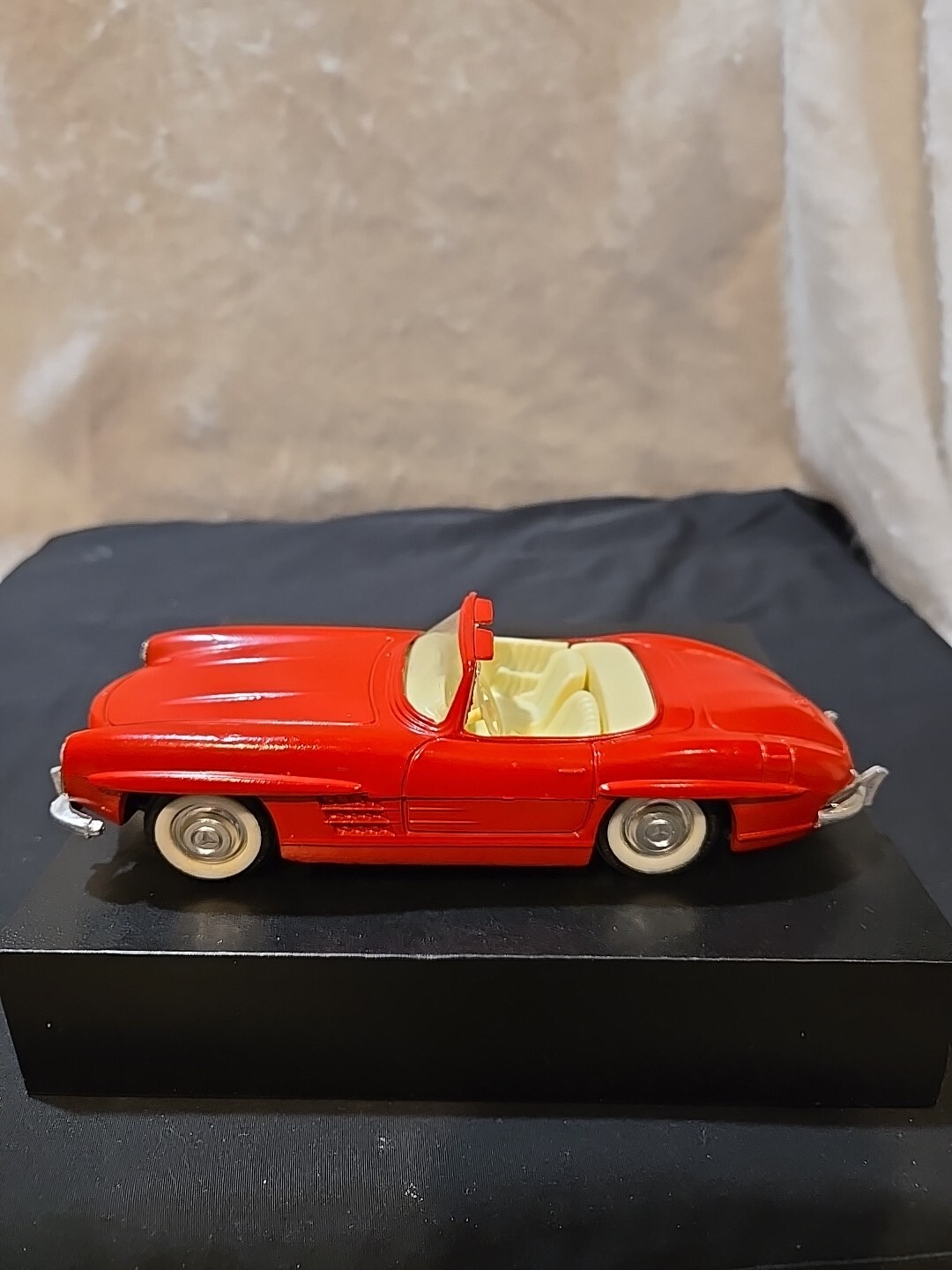 7106 MERCEDES-BENZ 300 SL ROADSTER RED HONG KONG ~1:20 Excellent - See Pictures 7106 MERCEDES-BENZ 300 SL ROADSTER RED HONG KONG ~1:20 Excellent - See Pictures