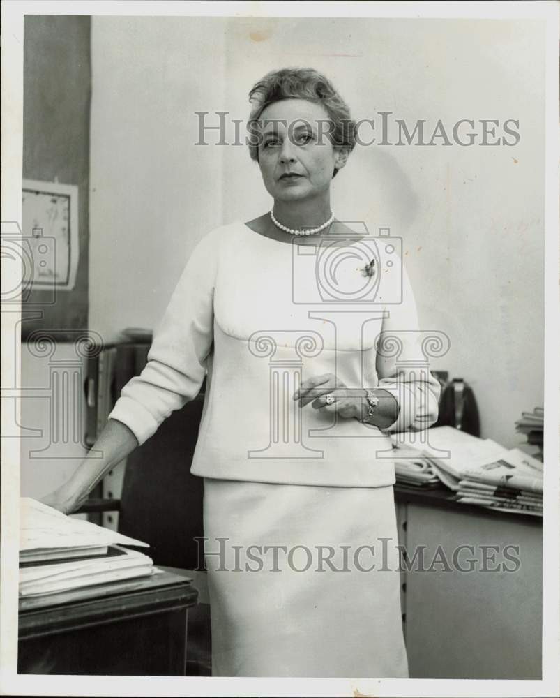 1964 Press Photo French author Genevieve Antoine Dariaux - lra58249
