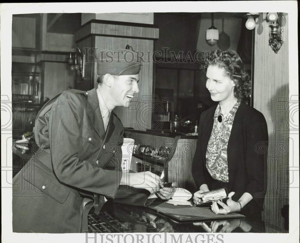1942 Press Photo Private Henry Hoehn inspects wrist watch at Fort Worth store
