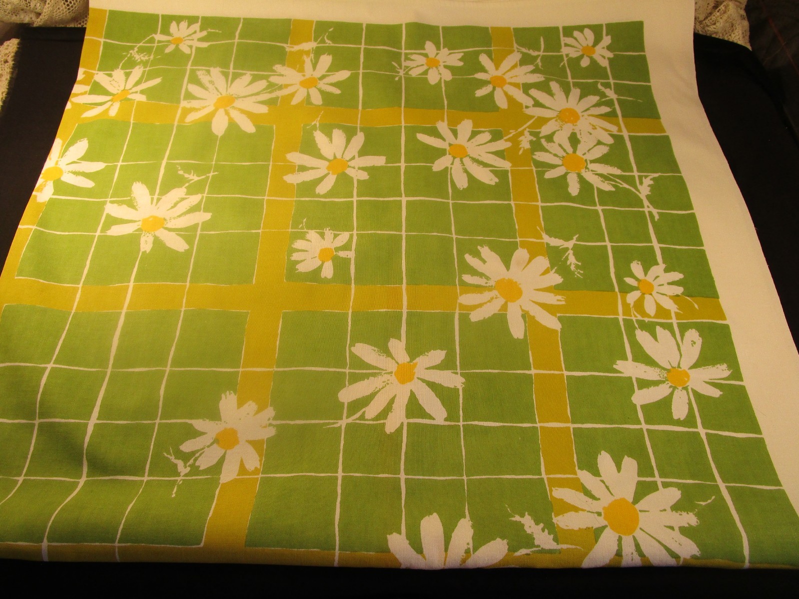 VTG. TRUE COTTON TABLECLOTH APPLE GREEN DAISIES GRID 48X56 CLEAN TAGGED