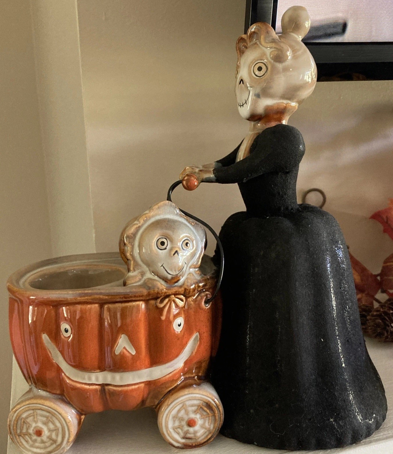 RETIRED Yankee Candle Boney Bunch 2008 Wife Baby Pumpkin Carriage 9” Tea Light
