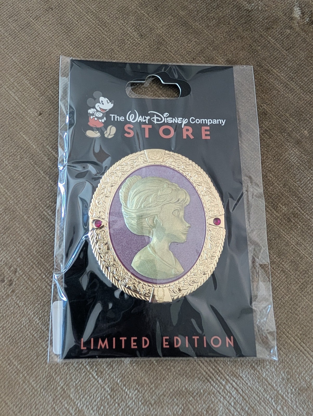 Disney DEC Fairytale Cameos Pin LE300 - Anna